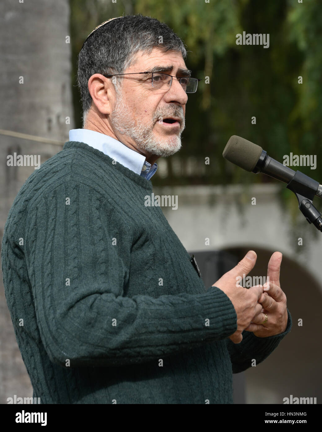 Il rabbino Arthur Gross Schafer, della congregazione Bna io Brith, parlando a un musulmano Anti Divieto di viaggiare nel rally di Santa Barbara, CA Foto Stock
