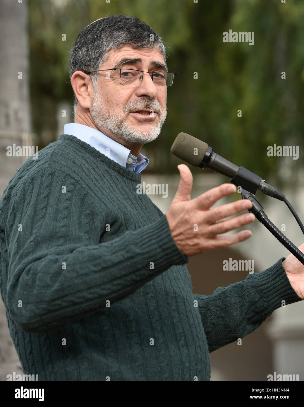 Il rabbino Arthur Gross Schafer, della congregazione Bna io Brith, parlando a un musulmano Anti Divieto di viaggiare nel rally di Santa Barbara, CA Foto Stock