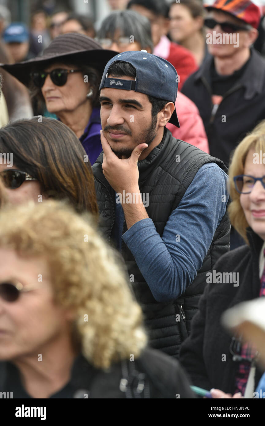 I dimostranti che porta i segni di un musulmano Anti Divieto di viaggiare nel rally di Santa Barbara, CA Foto Stock
