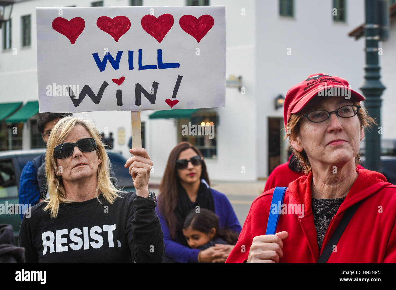 Azienda segni di amore e di resistere al divieto di viaggio, dimostranti al rally di un musulmano Anti / divieto di viaggio di protesta, Santa Barbara, Foto Stock