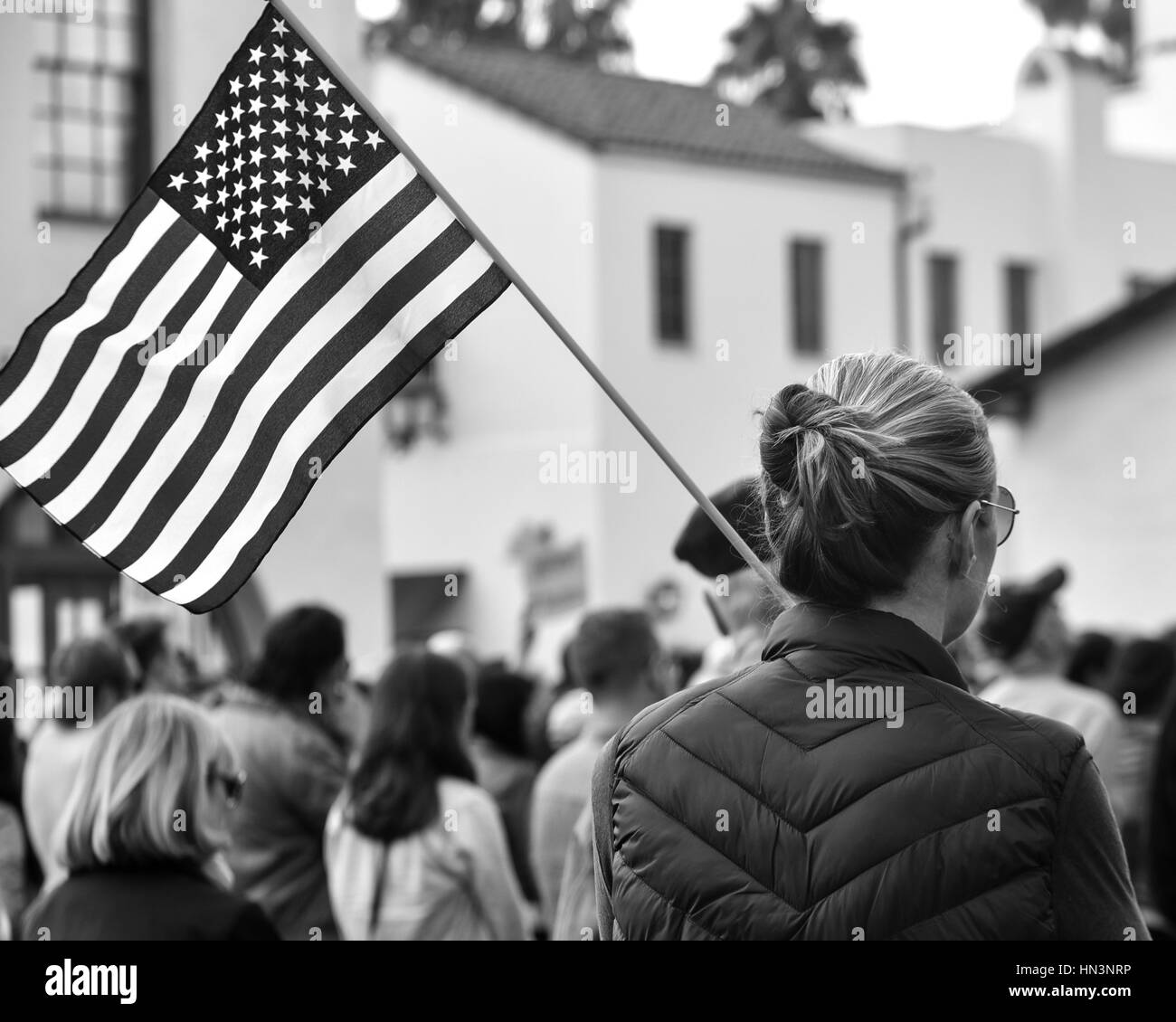 Una donna dimostrando che porta la bandiera americana a un musulmano Anti Divieto di viaggiare nel rally di Santa Barbara, CA Foto Stock
