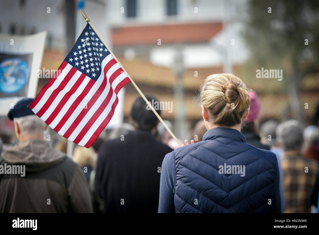 Una donna dimostrando che porta la bandiera americana a un musulmano Anti Divieto di viaggiare nel rally di Santa Barbara, CA Foto Stock