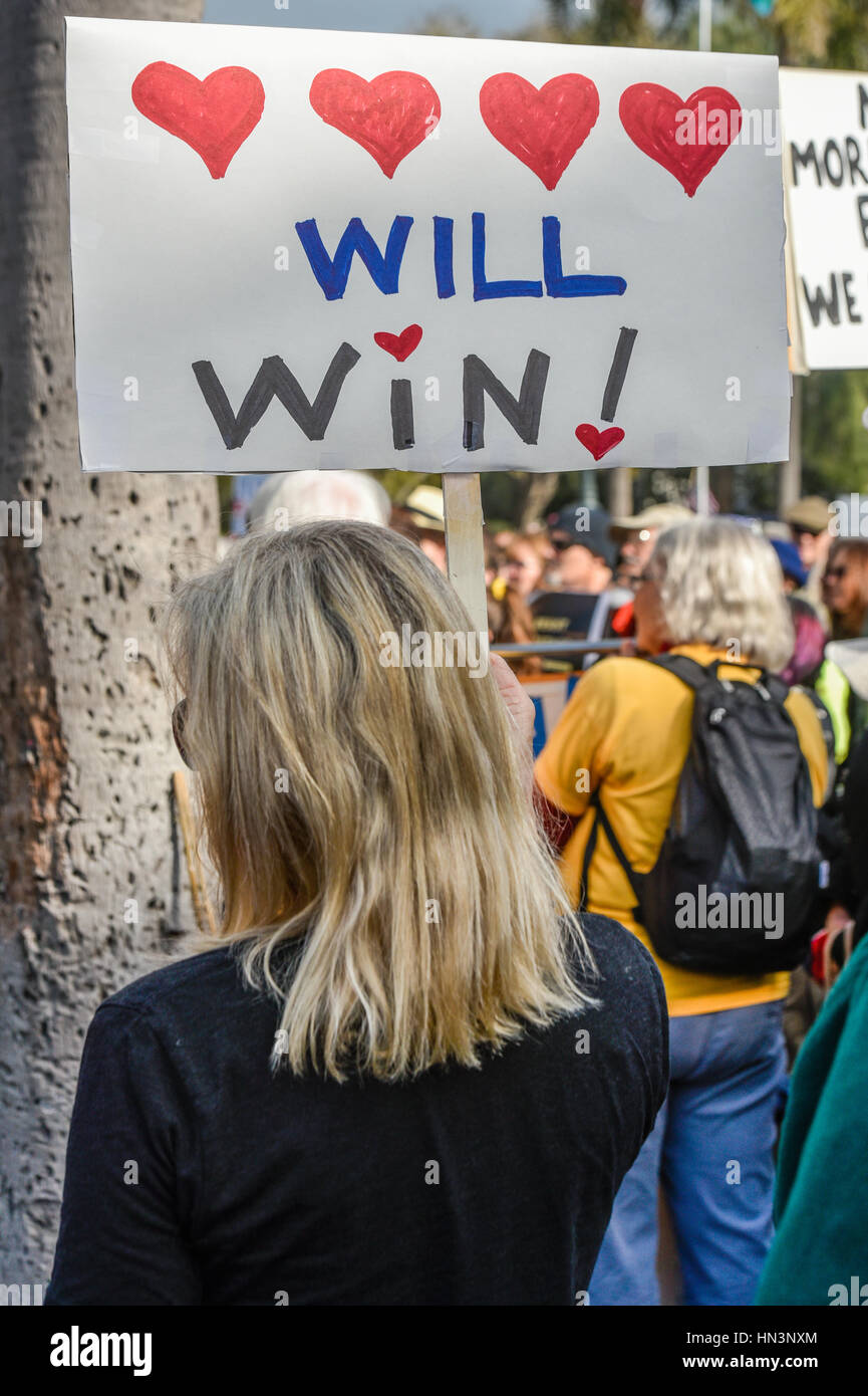 Azienda segni di amore e di resistere al divieto di viaggio, dimostranti al rally di un musulmano Anti / divieto di viaggio di protesta, Santa Barbara, Foto Stock