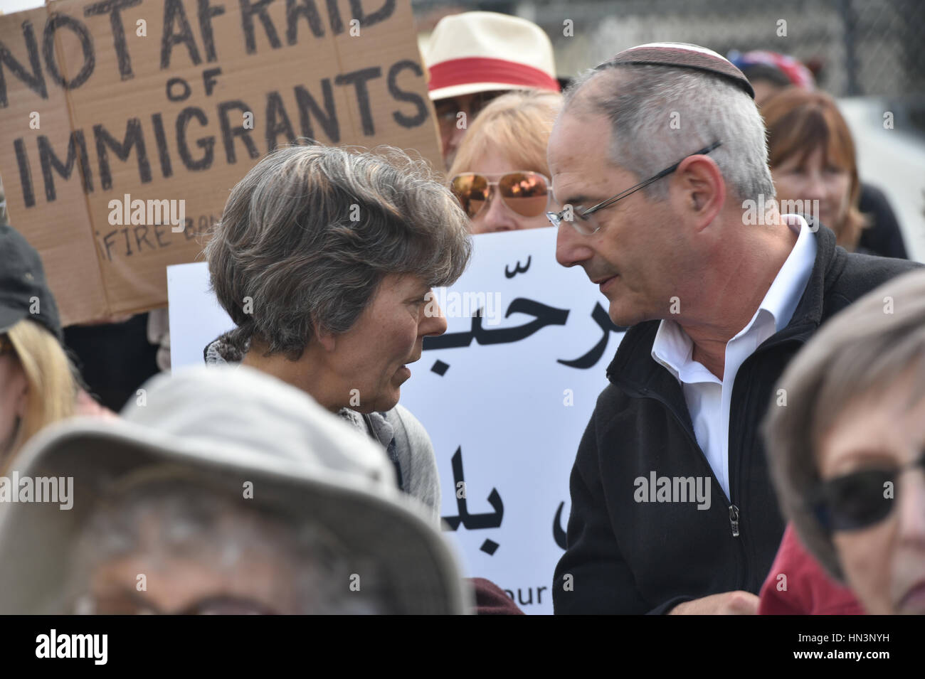 Rabbi Steve Cohen della congregazione Bna io Brith, parlando a un musulmano Anti Divieto di viaggiare nel rally di Santa Barbara, CA Foto Stock