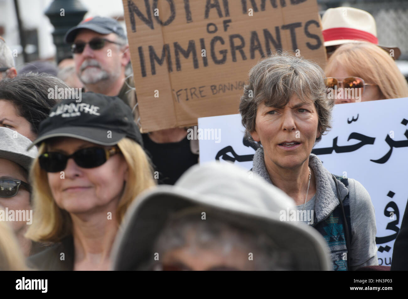 I dimostranti che porta i segni di un musulmano Anti Divieto di viaggiare nel rally di Santa Barbara, CA Foto Stock