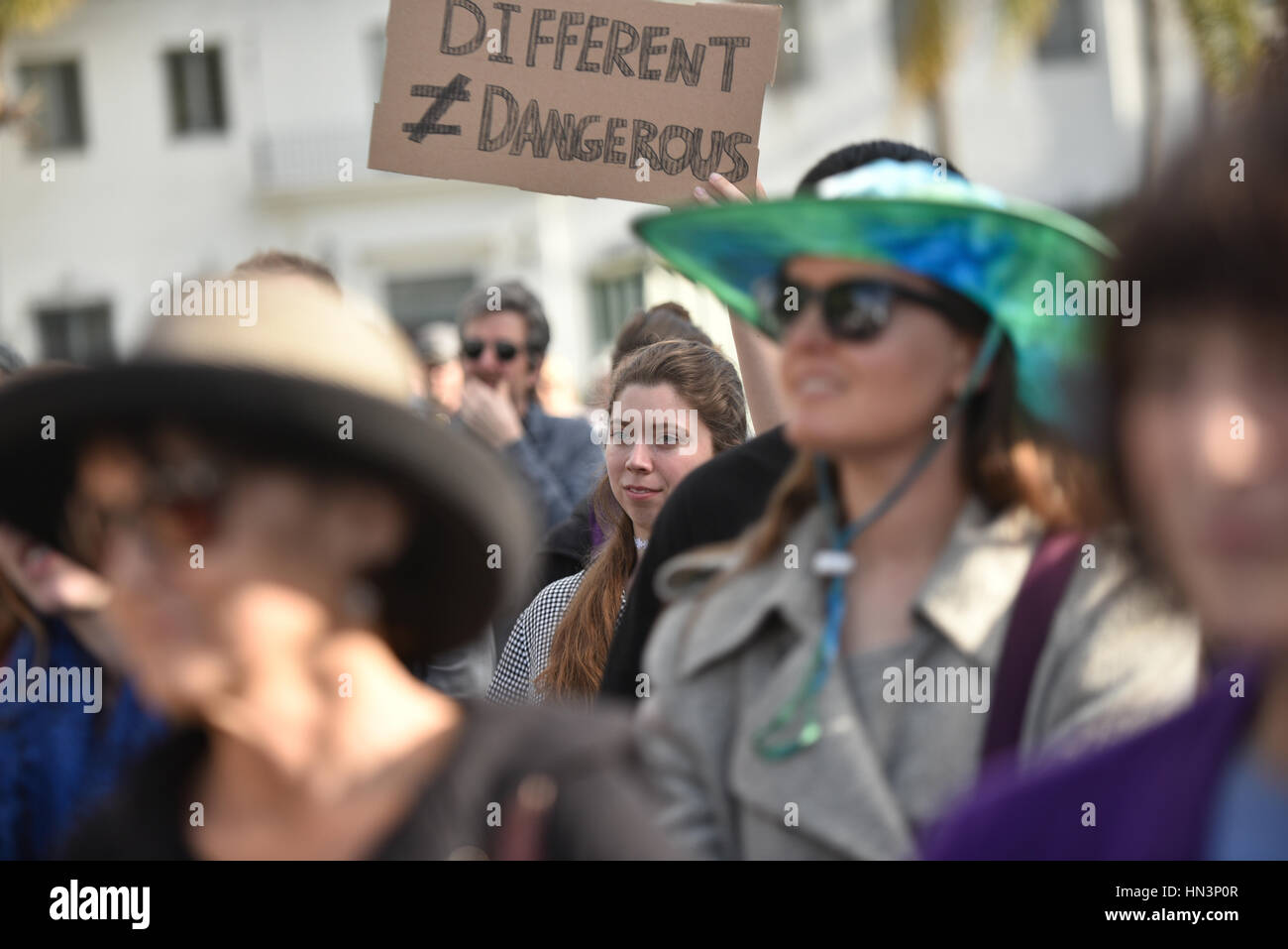 Dimostranti presso un Anti musulmana divieto di viaggio nel rally di Santa Barbara, CA Foto Stock