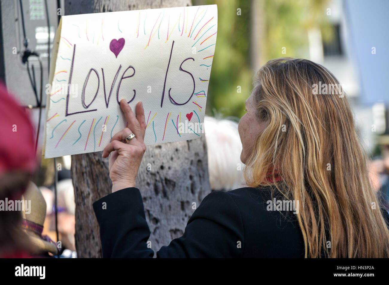 Il dimostratore portando un 'l'amore è " segni di un musulmano Anti Divieto di viaggiare nel rally di Santa Barbara, CA Foto Stock