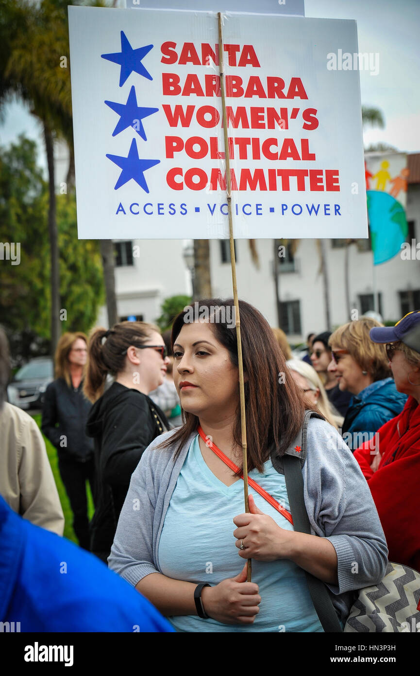 Un dimostrante che porta i segni di un musulmano Anti Divieto di viaggiare nel rally di Santa Barbara, CA Foto Stock