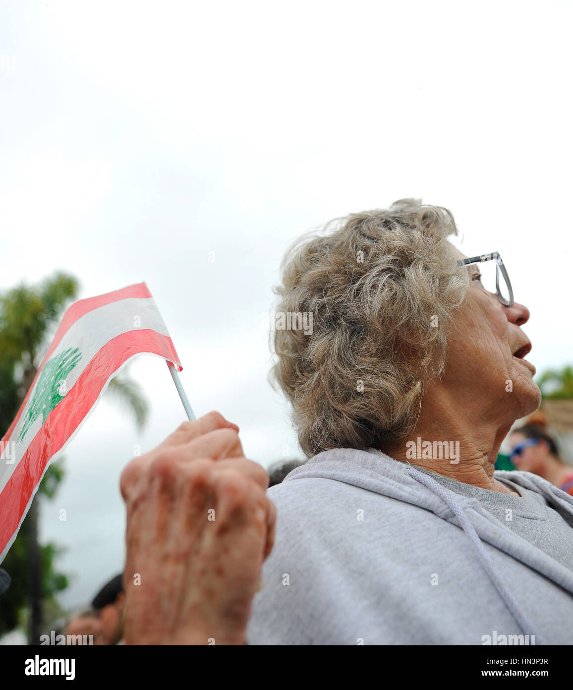 Un dimostratore portando una bandiera a un musulmano Anti Divieto di viaggiare nel rally di Santa Barbara, CA Foto Stock