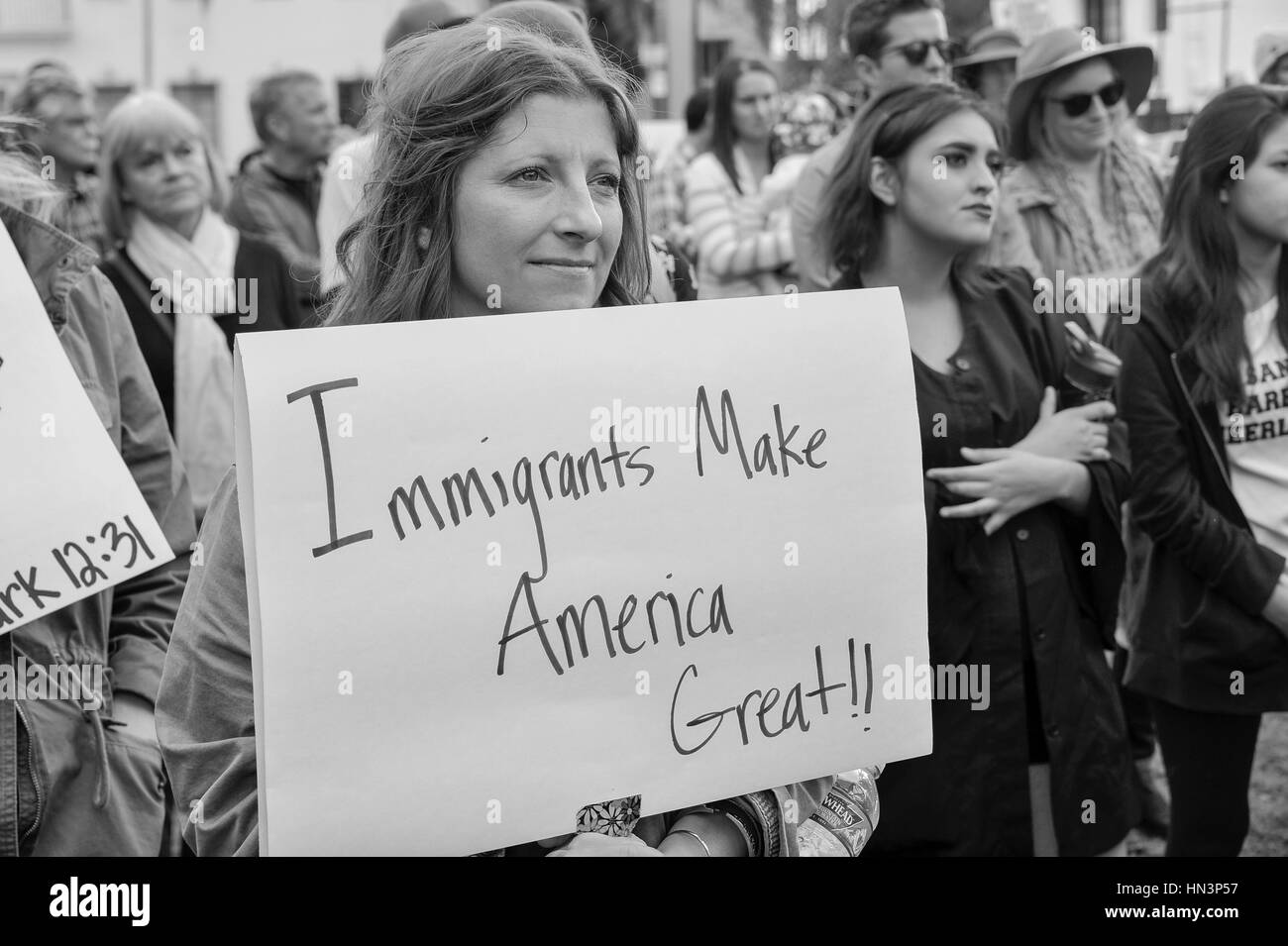Un dimostrante che trasportano un segno di "Immigrati rendere l'America grande' a un musulmano Anti Divieto di viaggiare nel rally di Santa Barbara, CA Foto Stock