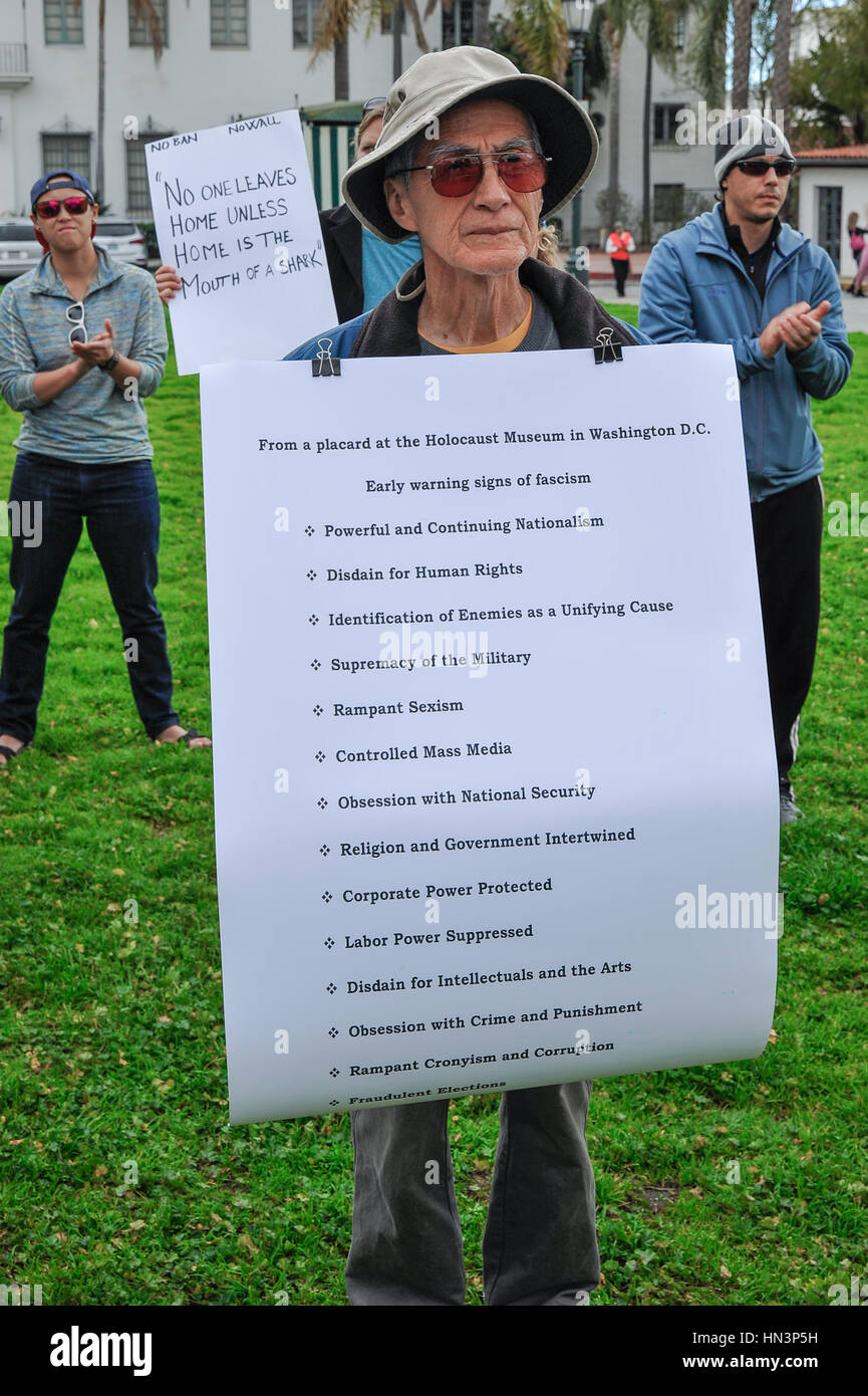 Un dimostrante che porta un elenco di segno segno del fascismo a un musulmano Anti Divieto di viaggiare nel rally di Santa Barbara, CA Foto Stock