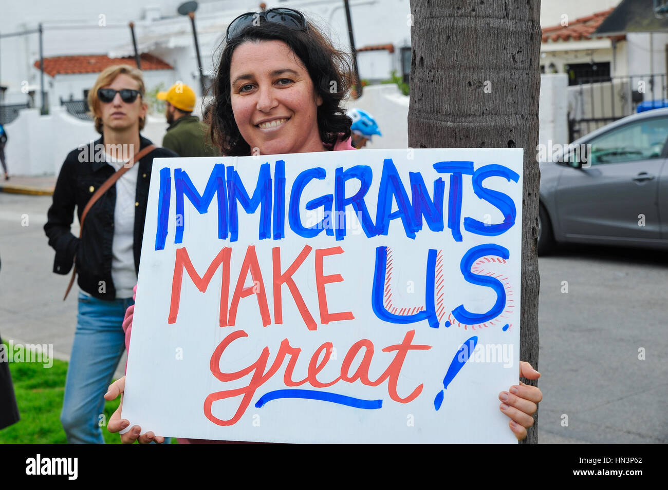 Un dimostrante che porta un segno ad un Anti musulmana divieto di viaggio nel rally di Santa Barbara, CA Foto Stock