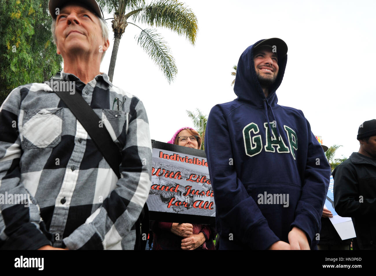 I dimostranti che porta un segno ad un Anti musulmana divieto di viaggio nel rally di Santa Barbara, CA Foto Stock