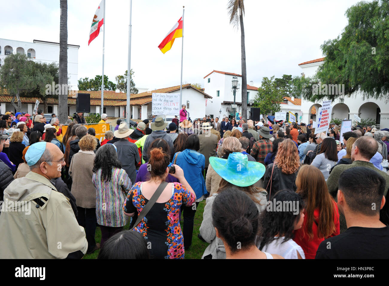 Una dimostrazione di folla ascolto di Hanna Beth Jackson, CA senatore a un musulmano Anti Divieto di viaggiare nel rally di Santa Barbara, CA Foto Stock
