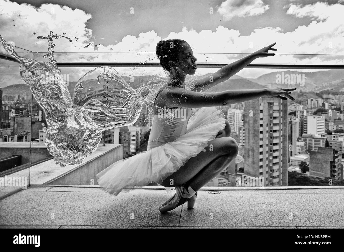Ballerina in equilibrio su un tetto a Medellin. Foto Stock