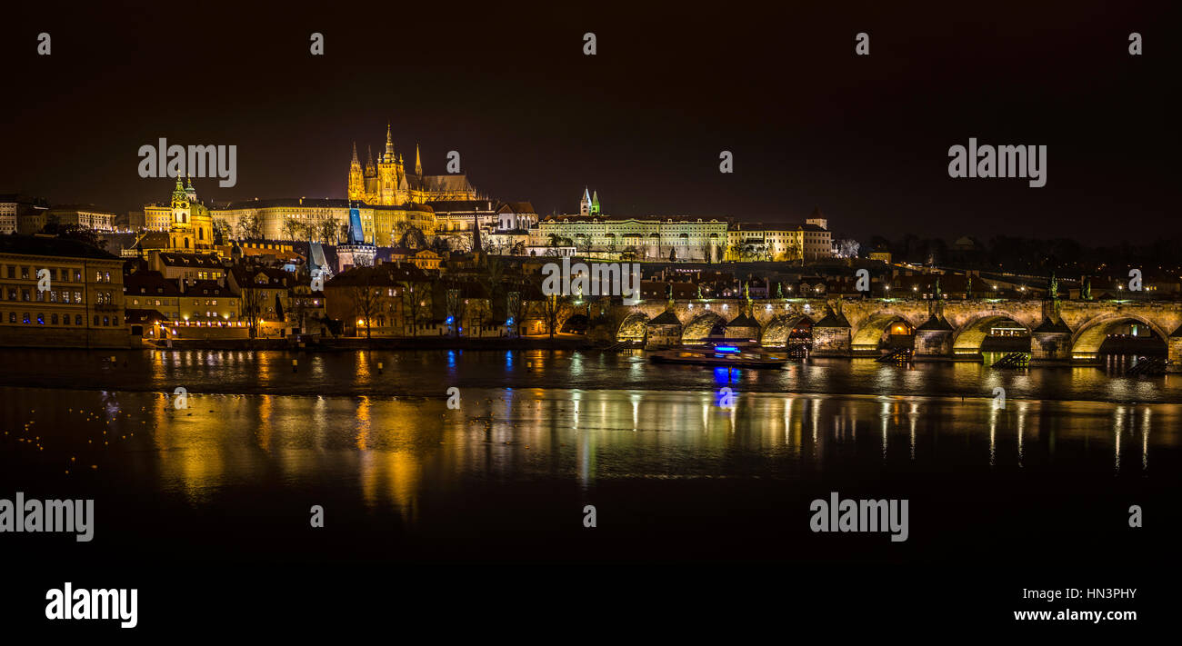 Scatto notturno di Praga, Moldavia, Charles Bridge, la Cattedrale di San Vito, il Castello di Praga, Hradčany, il centro storico di Praga, Boemia Foto Stock