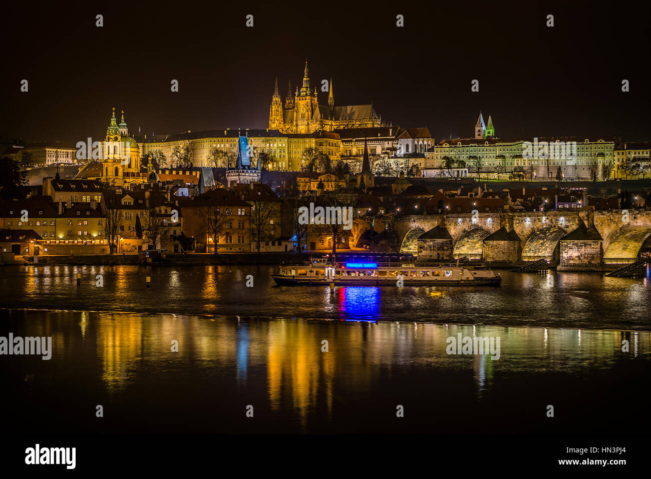 Scatto notturno di Praga, Moldavia, Charles Bridge, la Cattedrale di San Vito, il Castello di Praga, Hradčany, il centro storico di Praga, Boemia Foto Stock