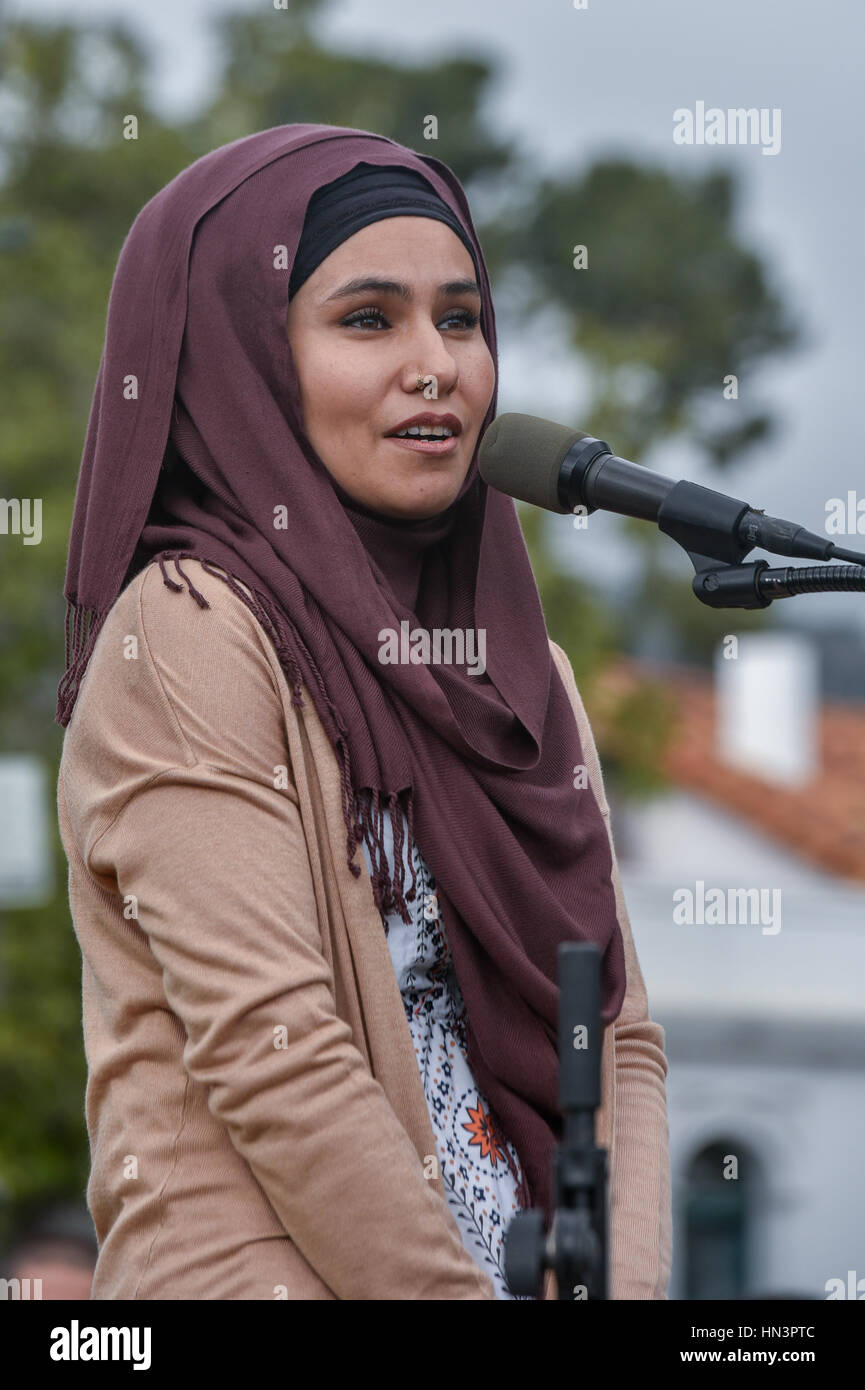 Organizer, Aida Jaan, della Beata Tree Foundation, parlando a un musulmano Anti Divieto di viaggiare nel rally di Santa Barbara, CA Foto Stock