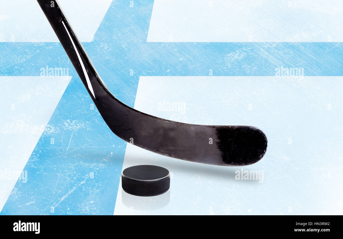 Bandiera della Finlandia embedded su ice hockey ghiaccio superficiale con la memory stick e puck. Angolo basso visualizzare e copiare lo spazio. Foto Stock