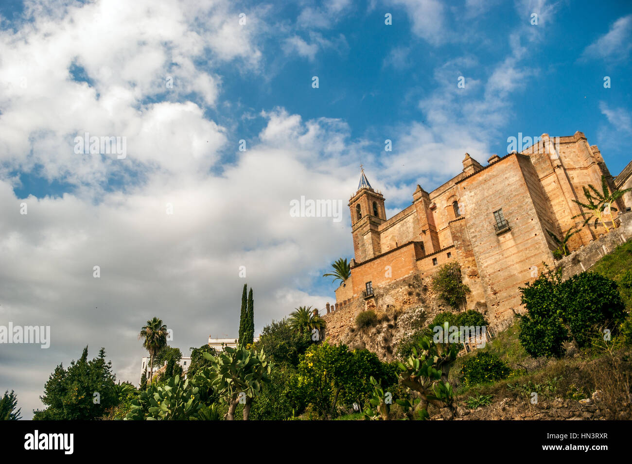 La vista dal di sotto della chiesa parrocchiale della Purissima Concezione con un cielo blu e grigio nuvole temporalesche. Foto Stock