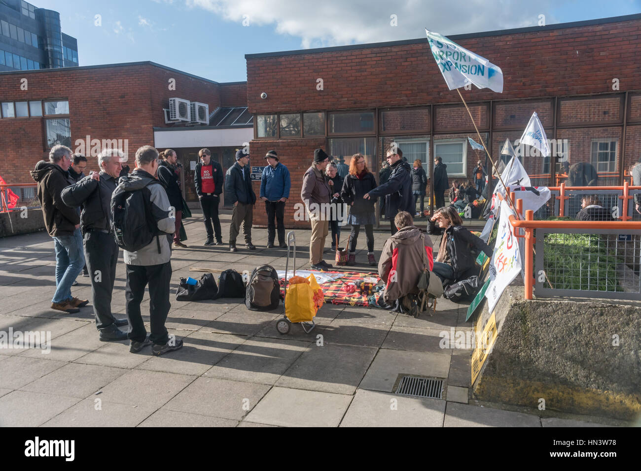 Londra, Regno Unito. 7 febbraio 2017. I sostenitori di tenere un picnic al di fuori di Uxbridge Magistrates' Court dove due manifestanti che ha supplicato non colpevole per la carica ofwilful ostruzione dopo aver preso parte a un blocco stradale in segno di protesta contro l'espansione di Heathrow sono state per essere provato. Essi dicono di sentirsi moralmente pilotato ad agire e non si sente colpevole di fronte alla grande criminalità che vogliono impedire: aeroporto di espansione è una linea rossa per il cambiamento climatico, aumenta già illegalmente elevati livelli di inquinamento atmosferico e distrugge le comunità locali. Credito: Peter Marshall / Alamy Live News Foto Stock