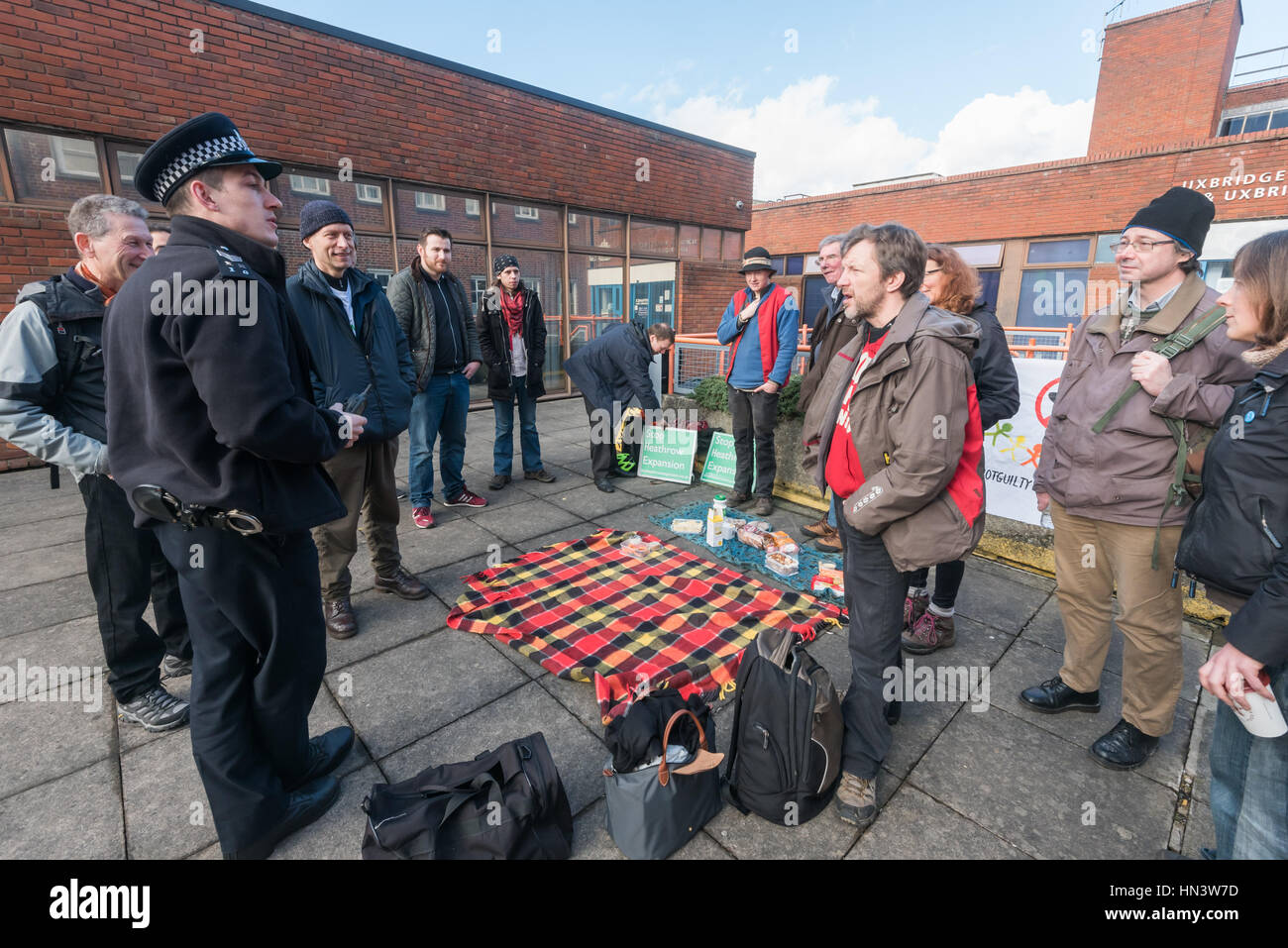 Londra, Regno Unito. 7 febbraio 2017. Un funzionario di polizia viene a parlare con i sostenitori del Heathrow dimostranti presso il loro picnic al di fuori di Uxbridge Magistrates' Court. Essi sono venuti a supporto chi dei due ha supplicato non colpevole per la carica ofwilful ostruzione dopo aver preso parte a un blocco stradale in segno di protesta contro l'espansione di Heathrow. Credito: Peter Marshall / Alamy Live News Foto Stock