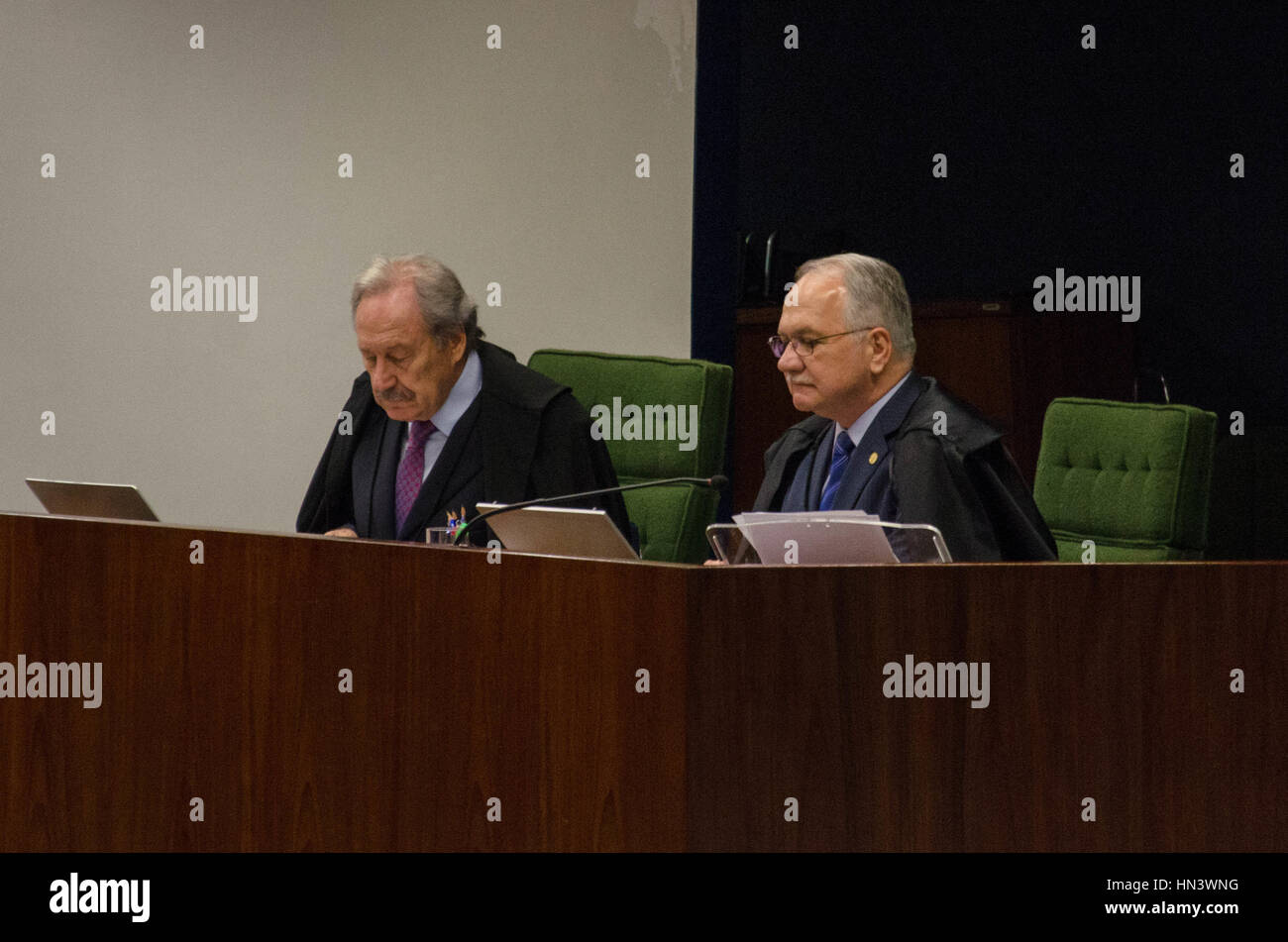 Brasilia DF - 07.02.2017: PRIMEIRA SESSÃO DO MINISTRO EDSON FACHIN - Foto di Ministro Ricardo Lewandowski lato di Edson Fachin ministro in occasione della sua prima sessione regolare come membro del secondo gruppo della Suprema Corte ha statuito in Allegato B-II della Alta Corte Federale a Brasilia, Brasile, il martedì (07/02). (Foto: Demétrius Abrahão/Fotoarena) Foto Stock