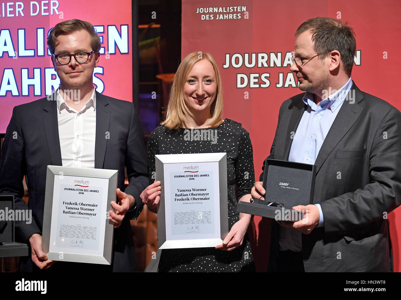 Berlino, Germania. 7 febbraio, 2017. Il giornalista Hajo Seppelt (R) preisents il premio "giornalista dell'anno 2016' di 'media magazine' a Berlino, Germania, il 7 febbraio 2017. I premi "giornalista dell'anno 2016' è andato a Frederik Obermaier e Vanessa Wormer della Sueddeutsche Zeitung. Foto: Britta Pedersen/dpa-Zentralbild/dpa/Alamy Live News Foto Stock