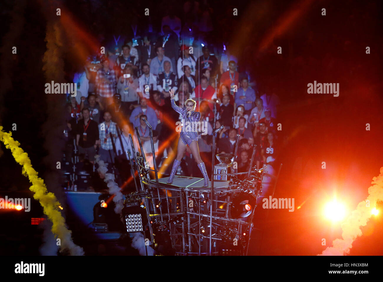 Febbraio 05, 2017 Musicista Lady Gaga esegue sul palco durante il Super Bowl LI Halftime spettacolo a NRG Stadium di Houston, Texas. Charles Baus/CSM Foto Stock