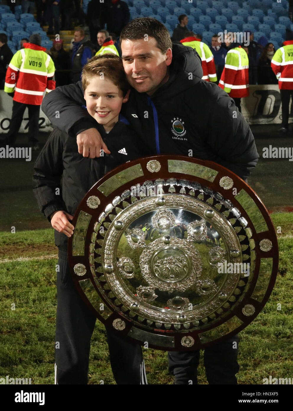 Ballymena Showgrounds, Irlanda del Nord, Regno Unito. 07 Febbraio 2017 - Linfield 3 crociati 1. Linfield manager David Healey (destra) con la contea di Antrim Shield. Credito: David Hunter/Alamy Live News. Foto Stock