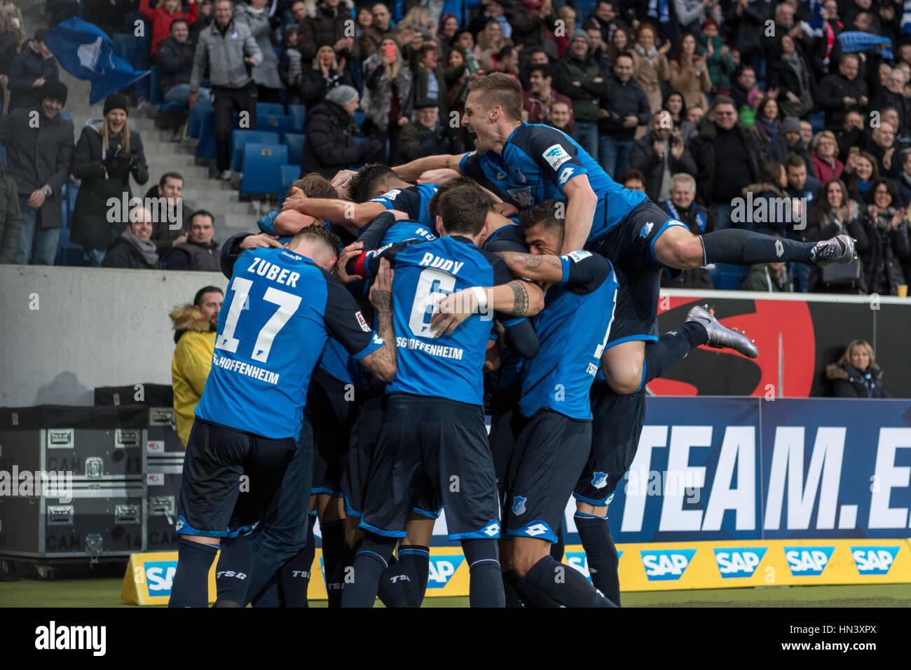 Sinsheim (Germania). 4 febbraio, 2017. Hoffenheim gruppo team di calcetto : Marco Terrazzino di Hoffenheim celebra dopo il loro punteggio 2° obiettivo durante la Bundesliga match tra TSG 1899 Hoffenheim 4-0 1.FSV Mainz 05 a Rhein-Neckar-Arena a Sinsheim, Germania . Credito: Maurizio Borsari/AFLO/Alamy Live News Foto Stock