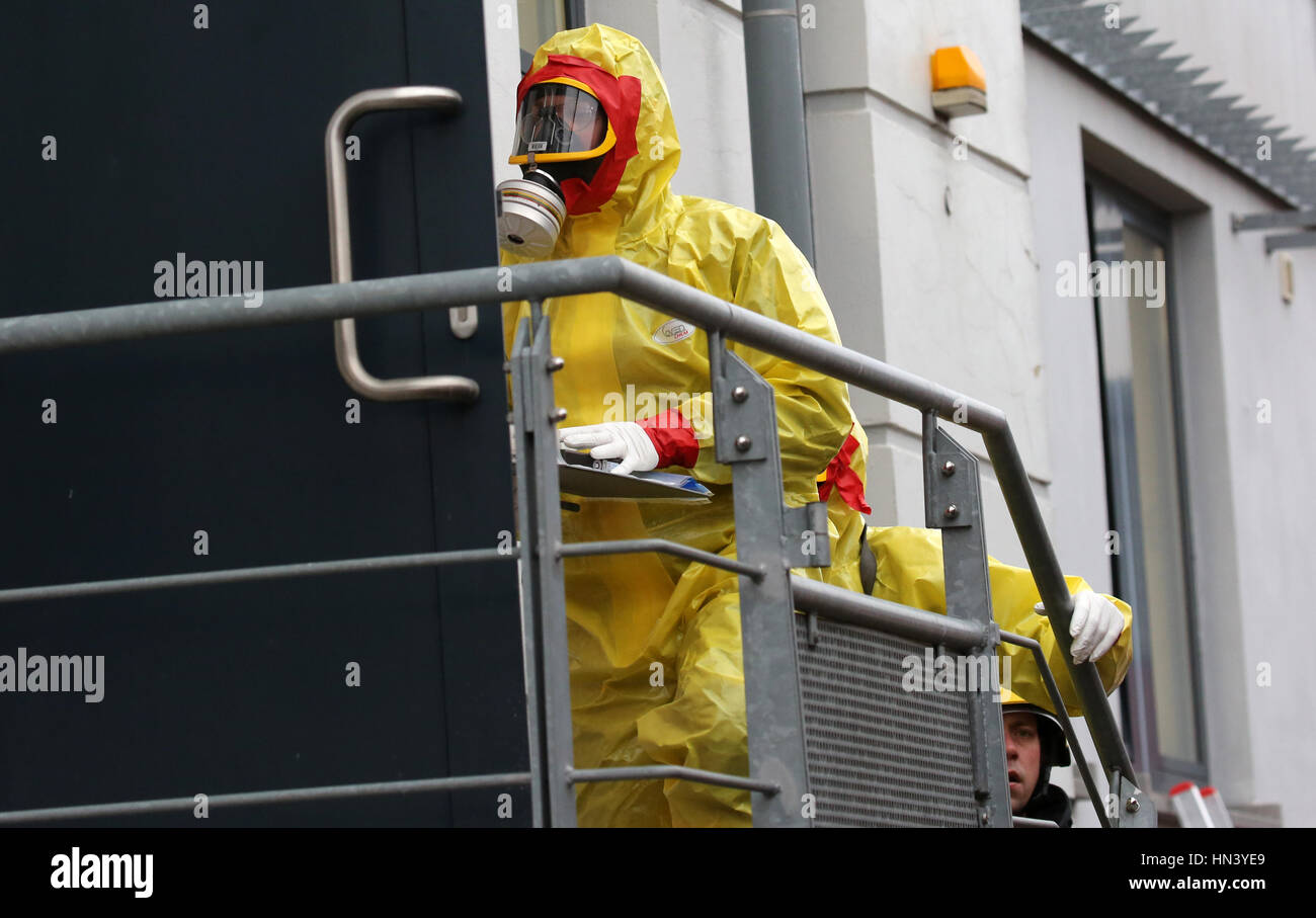 Neubrandenburg, Germania. 25 gennaio, 2017. FILE - i vigili del fuoco di indossare abbigliamento protettivo può essere visto dopo la scoperta di una lettera contenente polvere marrone presso il tribunale regionale di Neubrandenburg, Germania, 25 gennaio 2017. Il post office della corte è chiuso, i dipendenti sono clinicamente testati. Foto: Bernd Wüstneck/dpa-Zentralbild/dpa/Alamy Live News Foto Stock