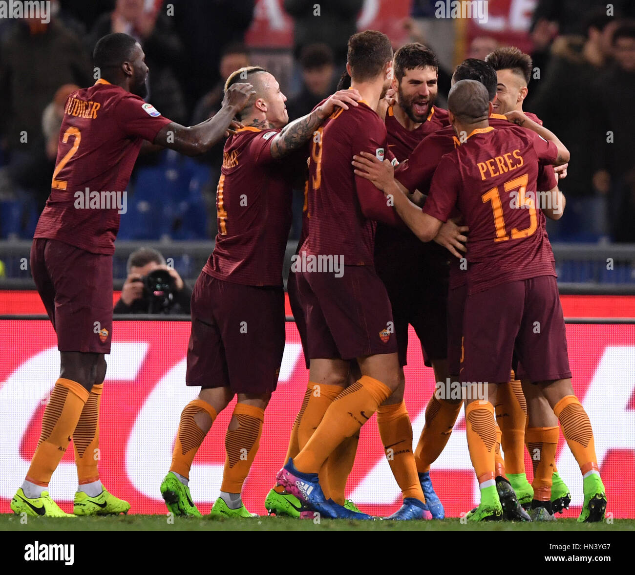 Roma, Italia. 7 febbraio, 2017. Come Roma's Federico Fazio (quarta R) celebra con i suoi compagni di squadra dopo il punteggio durante la serie di una partita di calcio tra la Roma e la Fiorentina a Roma nel febbraio 7, 2017. Come Roma ha vinto 4-0. Credito: Alberto Lingria/Xinhua/Alamy Live News Foto Stock