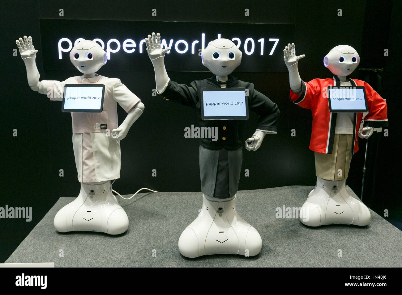 Tokyo, Giappone. 8 febbraio, 2017. Pepe robot umanoidi eseguire durante il pepe Mondo 2017 in data 8 febbraio 2017, Tokyo, Giappone. Ogni anno, SoftBank Robotics organizza il pepe esposizione mondiale di presentare le più recenti applicazioni per il suo robot umanoide Pepe in vari settori aziendali. La due giorni di esposizione è tenuto a Toranomon Hills il 9 febbraio. Credito: Rodrigo Reyes Marin/AFLO/Alamy Live News Foto Stock