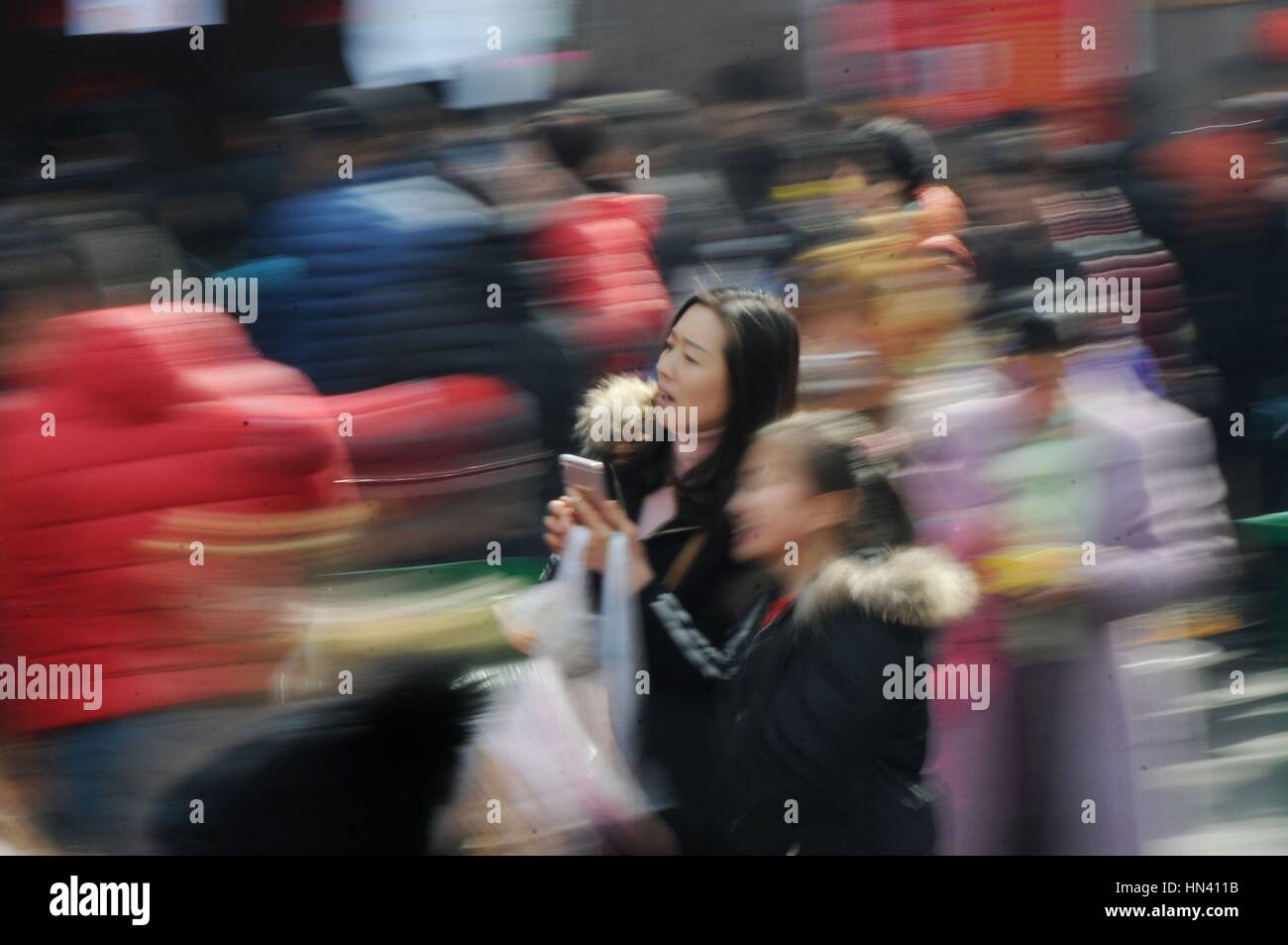 Qingdao, Qingdao, Cina. 7 febbraio, 2017. Qingdao, CINA-Febbraio 7 2017: (solo uso editoriale. Cina OUT) .popolo gregge al tempio fair di Qingdao, Cina orientale della provincia di Shandong, 7 febbraio 2017. Il tempio fair dura fino a febbraio 12th, dotate di più di 500 stand e varie attività. Più di 300.000 persone erano andati al tempio giusto per gustare deliziosi spuntini Cinesi e spettacoli di musica folk. Credito: SIPA Asia/ZUMA filo/Alamy Live News Foto Stock