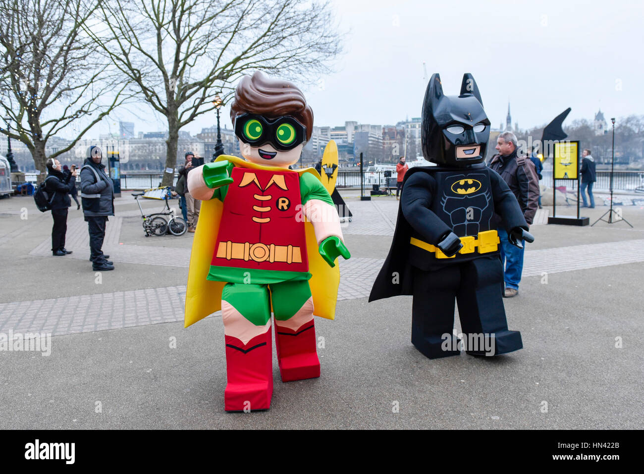 Londra, Regno Unito. 8 febbraio, 2017. LEGO Batman e Robin personaggi in  costume dopo la posa con un gigante di LEGO Batarang, crash ha atterrato al  punto di osservazione sulla banca del