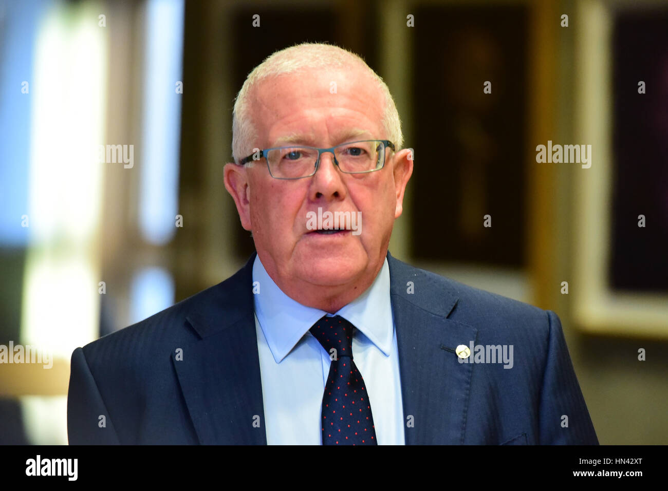 Edinburgh, Regno Unito. 8 febbraio, 2017. Bruce Crawford MSP, organizzatore della finanza e costituzione del comitato il Parlamento Scozzese, Credito: Ken Jack/Alamy Live News Foto Stock