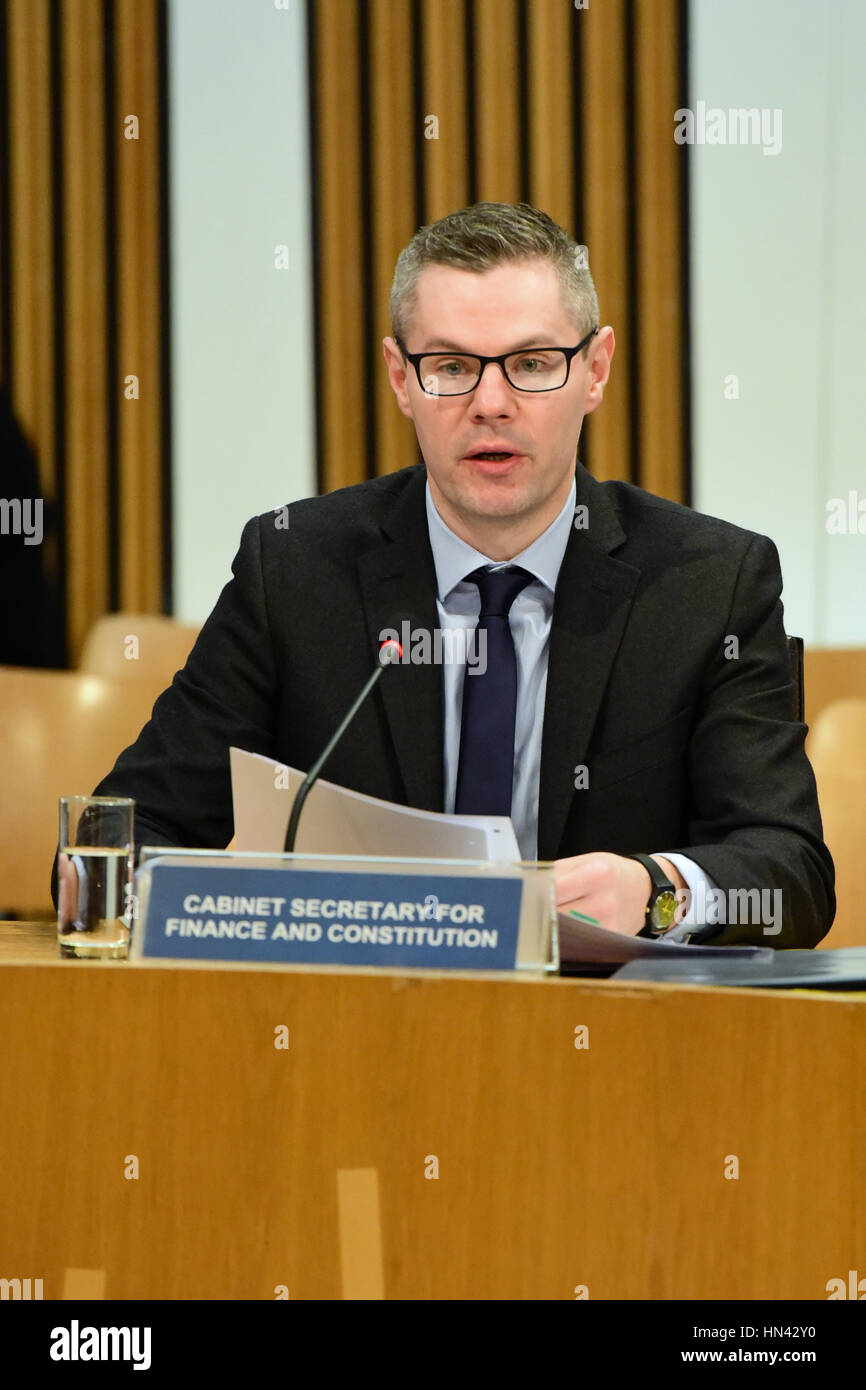 Edinburgh, Regno Unito. 8 febbraio, 2017. Gabinetto delle finanze Derek Mackay dà evidenza alla finanza e costituzione del comitato il Parlamento Scozzese, all'inizio della fase due del bilancio (Scozia) Bill, Credito: Ken Jack/Alamy Live News Foto Stock