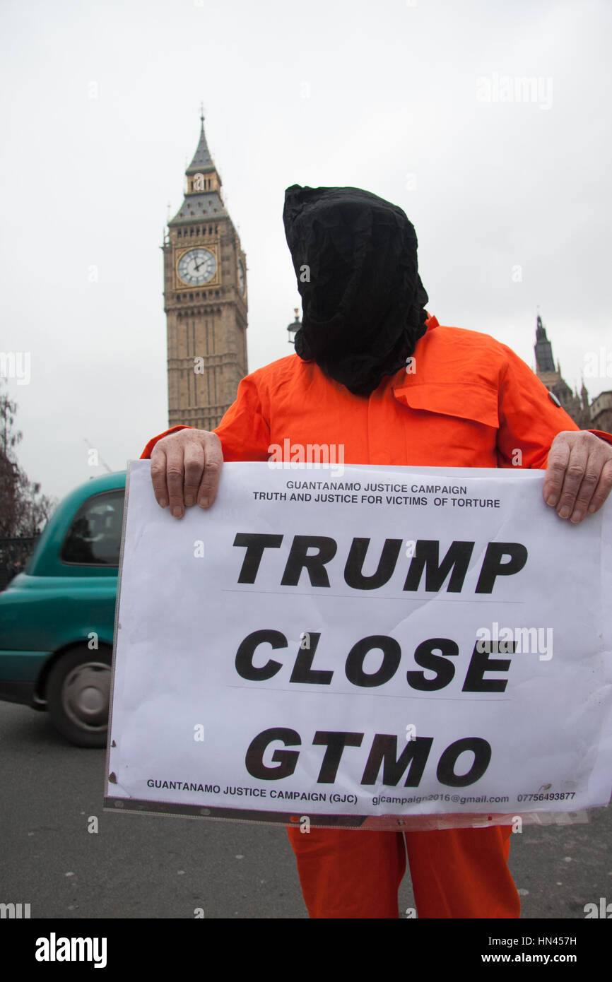 Londra, Regno Unito. 8 febbraio, 2017. Un gruppo di dimostranti posizionarsi di fronte al Parlamento di campagna per la chiusura di Guantanamo noi campo di detenzione a Cuba e la proposta di uso della tortura da parte del presidente Donald Trump Credito: amer ghazzal/Alamy Live News Foto Stock