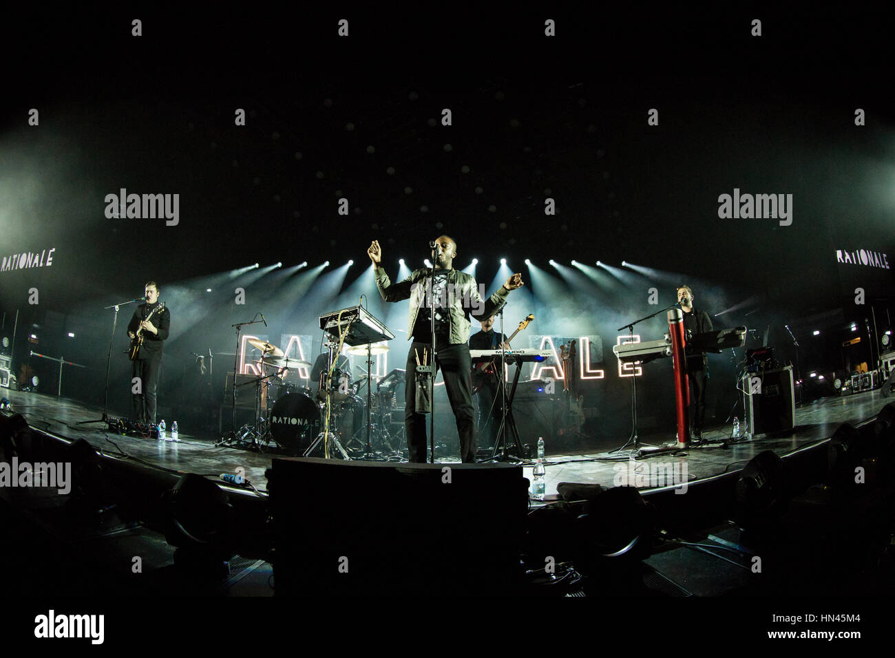 Milano Italia. Il 7 febbraio 2017. Il Zimbabwe nato cantautore britannico Tinashe Fazakerley noto sul palco come logica esegue live al Mediolanum Forum apertura della mostra di Bastille Credito: Rodolfo Sassano/Alamy Live News Foto Stock