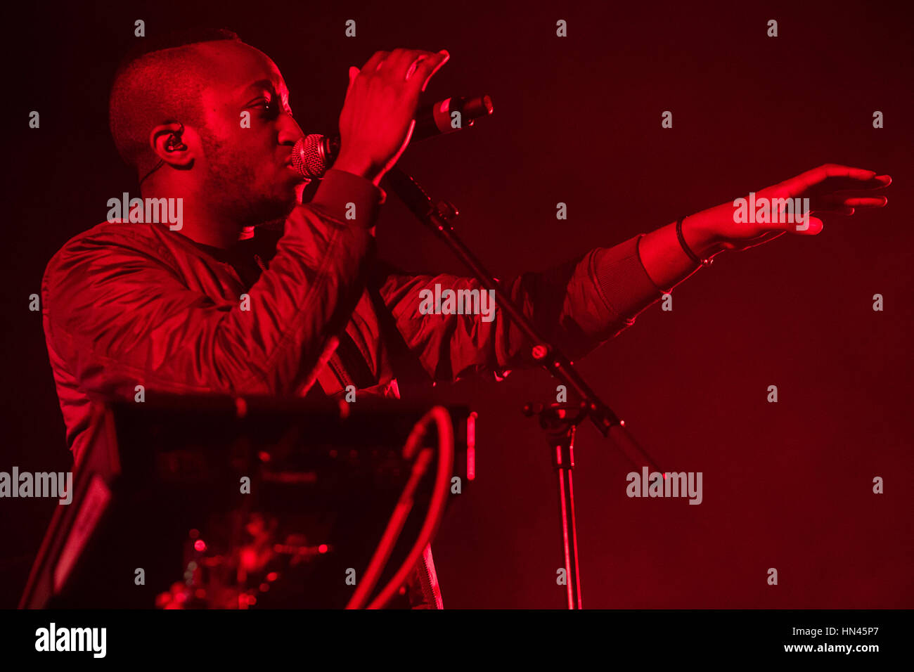 Milano Italia. Il 7 febbraio 2017. Il Zimbabwe nato cantautore britannico Tinashe Fazakerley noto sul palco come logica esegue live al Mediolanum Forum apertura della mostra di Bastille Credito: Rodolfo Sassano/Alamy Live News Foto Stock