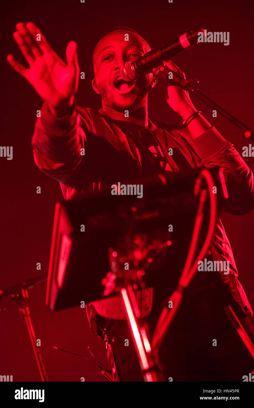 Milano Italia. Il 7 febbraio 2017. Il Zimbabwe nato cantautore britannico Tinashe Fazakerley noto sul palco come logica esegue live al Mediolanum Forum apertura della mostra di Bastille Credito: Rodolfo Sassano/Alamy Live News Foto Stock