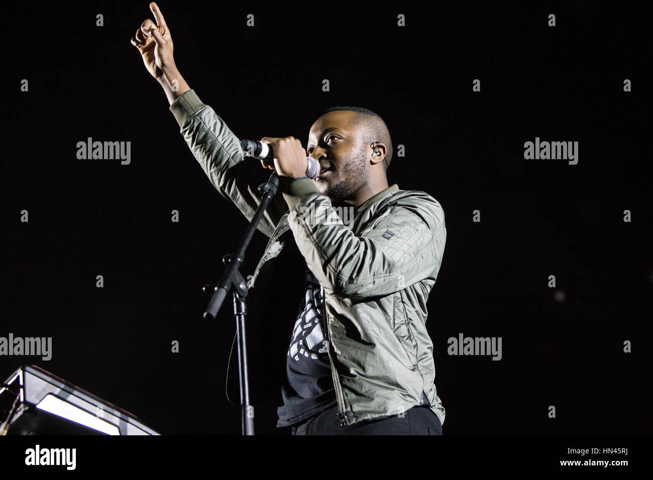 Milano Italia. Il 7 febbraio 2017. Il Zimbabwe nato cantautore britannico Tinashe Fazakerley noto sul palco come logica esegue live al Mediolanum Forum apertura della mostra di Bastille Credito: Rodolfo Sassano/Alamy Live News Foto Stock