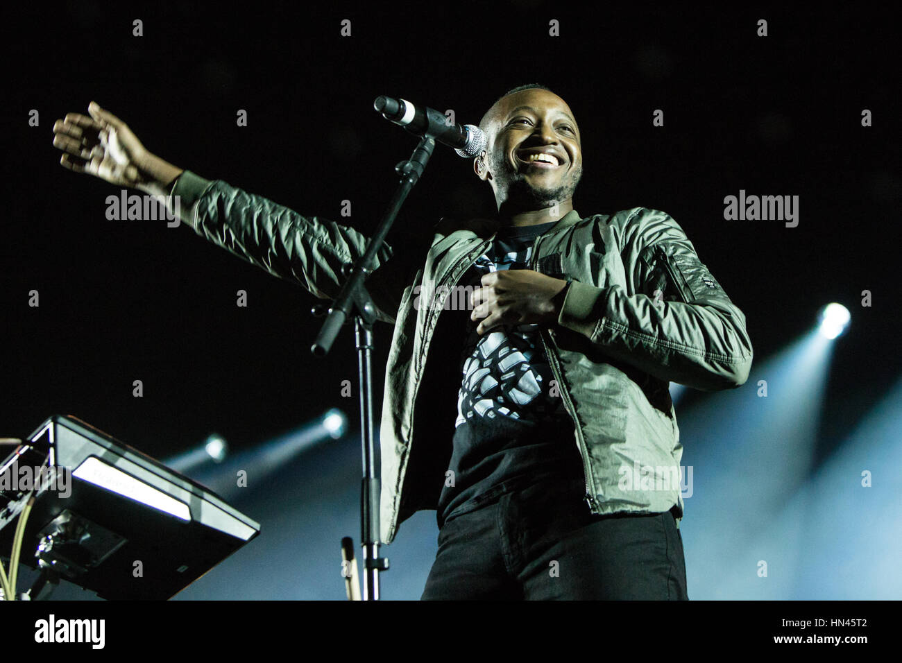 Milano Italia. Il 7 febbraio 2017. Il Zimbabwe nato cantautore britannico Tinashe Fazakerley noto sul palco come logica esegue live al Mediolanum Forum apertura della mostra di Bastille Credito: Rodolfo Sassano/Alamy Live News Foto Stock