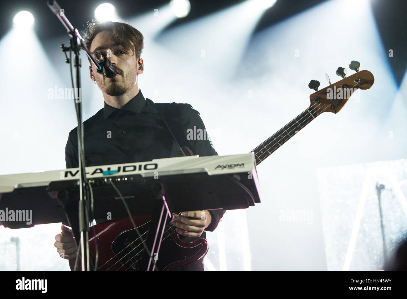 Milano Italia. Il 7 febbraio 2017. Il Zimbabwe nato cantautore britannico Tinashe Fazakerley noto sul palco come logica esegue live al Mediolanum Forum apertura della mostra di Bastille Credito: Rodolfo Sassano/Alamy Live News Foto Stock
