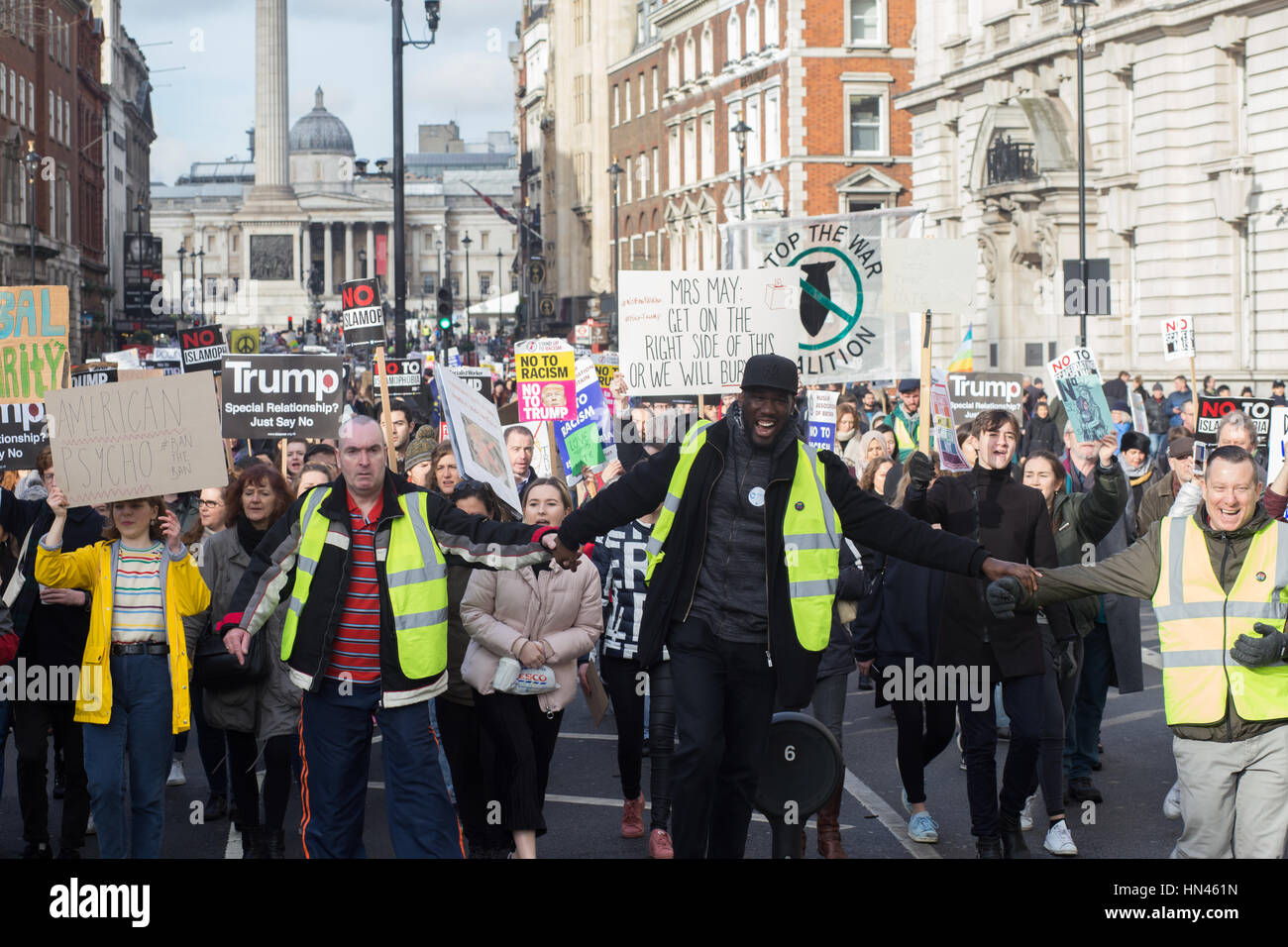 Londra, UK, 4 febbraio, 2017 manifestanti arriva a St alla fermata Trump Demo. Credito: Aimvphotography Foto Stock