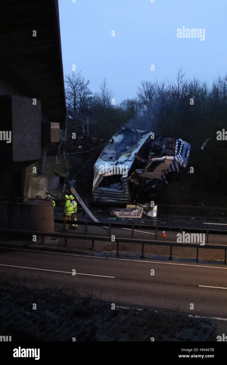 Witham, Essex, Regno Unito. 8 febbraio, 2017. Un autista è morto quando il suo camion si è schiantato attraverso barriere e gettato da un ponte che attraversa la A12 in Witham. Credito: David Johnson/Alamy Live News Foto Stock