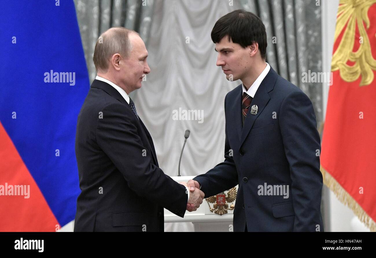 Russo il presidente russo Vladimir Putin si congratula con Alexander Gaifullin, senior researcher presso l'Accademia Russa delle Scienze Matematiche Steklov Institute, durante una cerimonia per presentare i 2016 premi presidenziali in scienza e innovazione per i giovani scienziati presso il Cremlino Febbraio 8, 2017 a Mosca, in Russia. Foto Stock