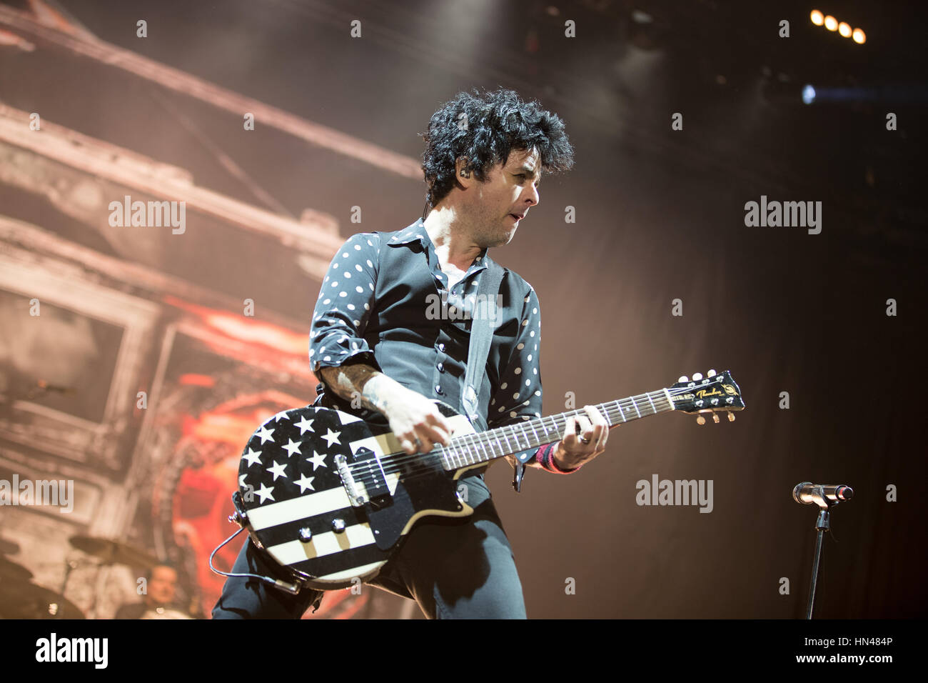 Londra, Regno Unito. Il giorno 08 Febbraio, 2017. Londra, Inghilterra American punk rock band Green Day esibirsi dal vivo sul palco la Rivoluzione Radio Tour alla O2 Arena , Inghilterra.© Jason Richardson / Alamy Live News Foto Stock