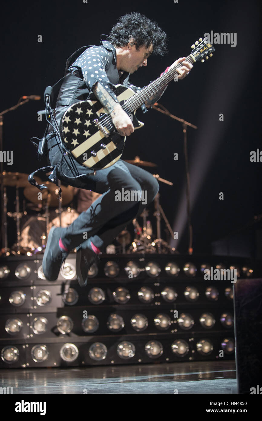 Londra, Regno Unito. Il giorno 08 Febbraio, 2017. Londra, Inghilterra American punk rock band Green Day esibirsi dal vivo sul palco la Rivoluzione Radio Tour alla O2 Arena , Inghilterra.© Jason Richardson / Alamy Live News Foto Stock